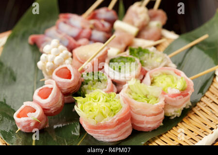 Spieße mit Schweinefleisch und Salat Stockfoto