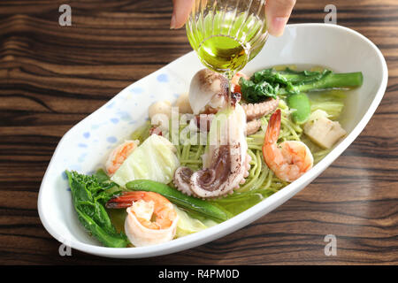 Sautierte Tintenfisch mit Garnelen, Nudeln, grüne Bohnen, Kohl und Öl Stockfoto