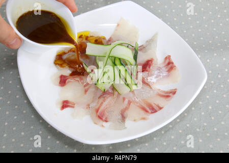 Frisches Sashimi von Fisch mit Sauce auf weiße Platte Stockfoto