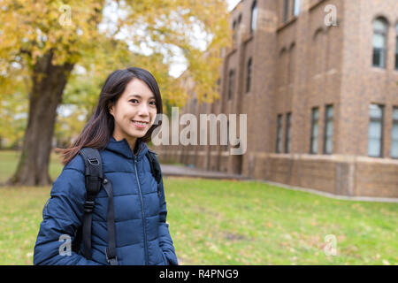 Junge Studentin an der Schule im Herbst Saison Stockfoto