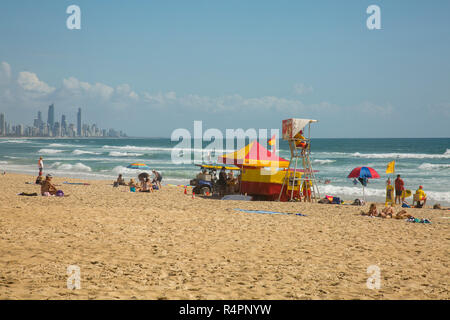 Rettungsschwimmer am Strand von Burleigh Heads mit Surfers Paradise in the Ferne, Gold Coast, Queensland, Australien Stockfoto