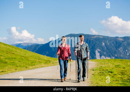 Paar tun Nordic walking Training in den Bergen Stockfoto