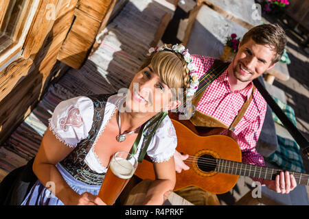 Paar auf Berghütte, gitarre musik Stockfoto