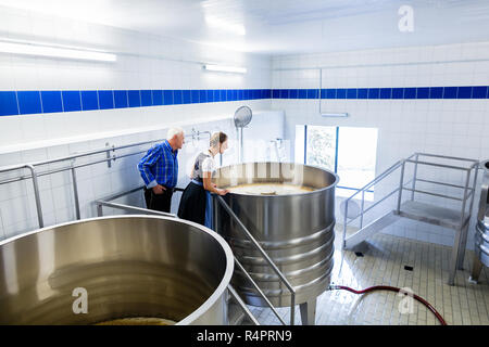 Brauer und paar Bier Brauerei Führung Stockfoto