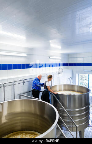 Brauer und paar Bier Brauerei Führung Stockfoto