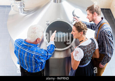 Brauer und paar Bier Brauerei Führung Stockfoto