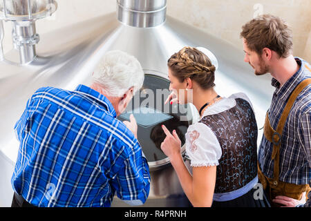 Brauer und paar Bier Brauerei Führung Stockfoto