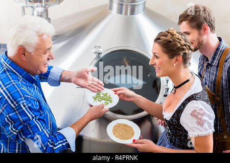 Brauer und paar Bier Brauerei Führung Stockfoto