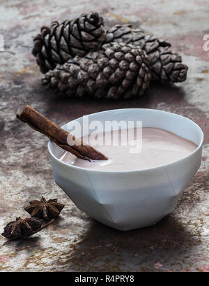 Hausgemachten Chai Tea Latte in einem weißen Porzellan Schüssel mit Zimtstange. Stockfoto