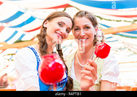 Freunde in einem Bierzelt Holding candy Äpfel Stockfoto