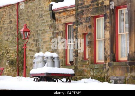 Gefrorene Kannen im Schnee in Goathland Station abgedeckt Stockfoto