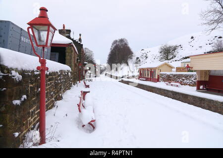 Eine winterliche Szene in Goathland Station auf der North Yorkshire Moors Railway. Stockfoto