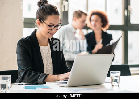 Fleißige junge Frau Analyse von Business Informationen Stockfoto