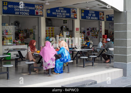 Malaysische Frauen Mittagessen in Essen Anbieter Gemeinschafts Sitzecke, Ipoh, Malaysia. Stockfoto