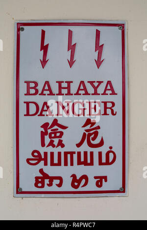 Strom Gefahr Warnschild in fünf Sprachen: Malaysische, Englisch, Chinesisch, Tamil, Hindi. Ipoh, Malaysia. Stockfoto