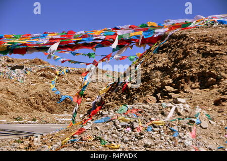 Bunte Gebetsfahnen über eine Straße in das Hochland von Tibet Stockfoto