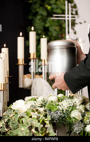 Trauer - urn Bestattung und Friedhof Stockfoto