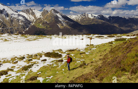 Reifer mann Wanderer mit Rucksack in Berg Stockfoto