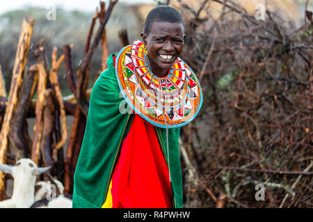 Massai Frau, die in ihrem Dorf Stockfoto