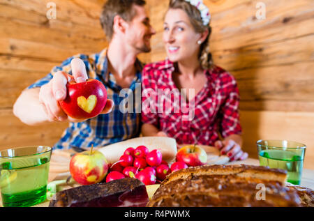 Paar in Liebe auf alpine Mountain Stockfoto