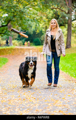 Frau und Hund an Abrufen stick Spiel Stockfoto
