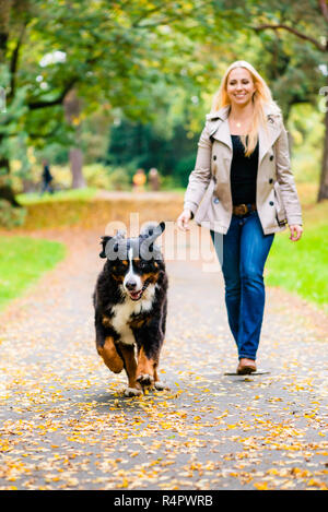 Frau und Hund an Abrufen stick Spiel Stockfoto