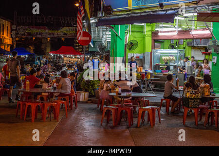 Familien Speisen im Freien bei Nacht in ein Straßencafe, Ipoh, Malaysia. Stockfoto