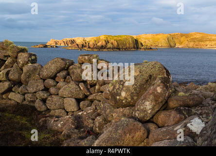 Trockenmauern Deich von Camas Eilean Glas, in der Nähe von Rieff, Coigach, North-West Highlands von Schottland. Stockfoto