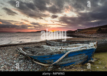 Ruiniert Lachs cobles am Strand von Polbain, Coigach, North West Highlands von Schottland. Stockfoto