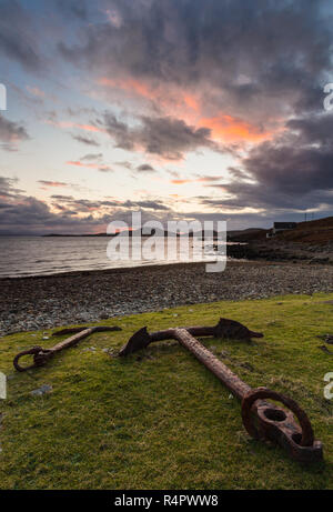 Alte Rostige Anker auf der Wiese oberhalb des Strandes an Polbain, Coigach im nordwestlichen Highlands von Schottland. Stockfoto