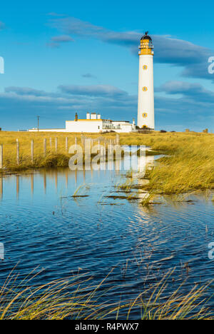 Scheunen Ness Lighthouse, East Lothian, Schottland. Das Gebäude ist teils in einem überfluteten Gebiet von Grasland nieder. Stockfoto