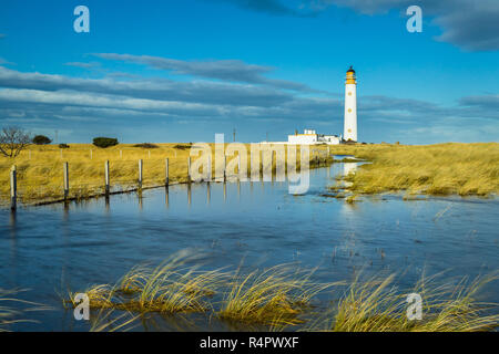 Scheunen Ness Lighthouse, East Lothian, Schottland. Das Gebäude ist teils in einem überfluteten Gebiet von Grasland nieder. Stockfoto