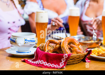 Frauen essen im bayerischen Restaurant Stockfoto