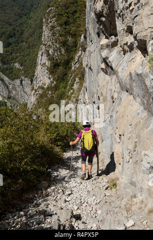 Frau wandern auf dem Weg der Reife in den Pyrenäen Stockfoto