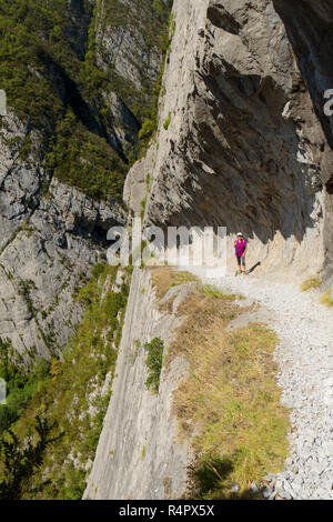 Frau wandern auf dem Weg der Reife in den Pyrenäen Stockfoto