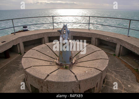 Anzeigen von Martello Tower aus Deutschen 1 Tower am Batterie Lothringen, Weltkrieg II Küstenartillerie Batterie in Saint Brélade, Jersey. Stockfoto