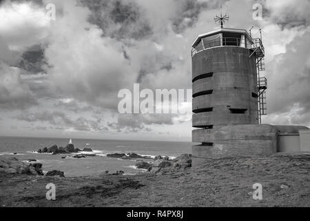 Grossbritannien, Kanalinseln, Jersey, La Corbière. Deutsche Zweite Weltkrieg Coastal Tower, gebaut als Teil des Atlantikwalls. Stockfoto