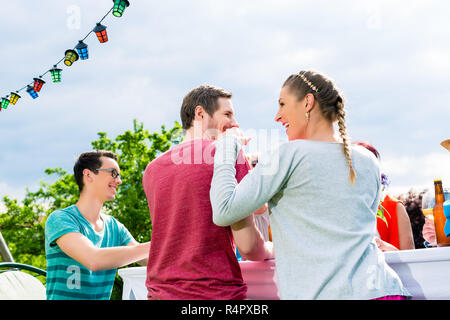 Paar auf Garden Party genießen Sie die Feier Stockfoto