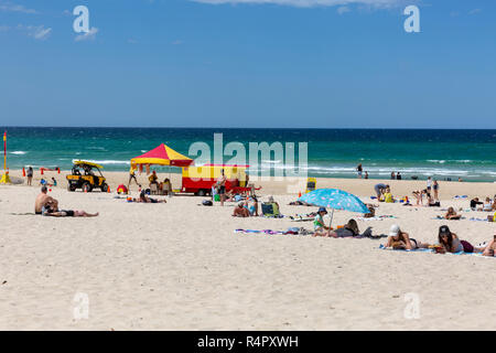 Sonnenanbeter und Surf Rettungskräfte auf Burleigh Heads Strand in Queensland Gold Coast, Australien Stockfoto