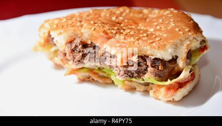 Hausgemachte Hamburger mit fehlenden beißt Stockfoto