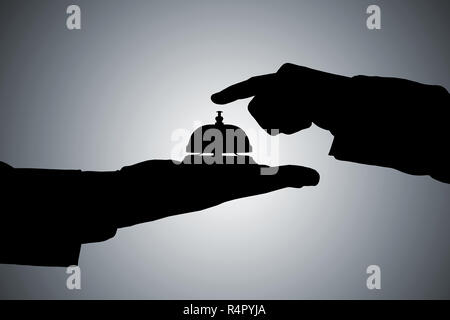 Nahaufnahme von einer Person Hand Ringing Service Bell Stockfoto