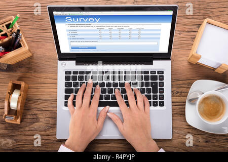 Geschäftsfrau tun Umfrage auf Laptop Stockfoto