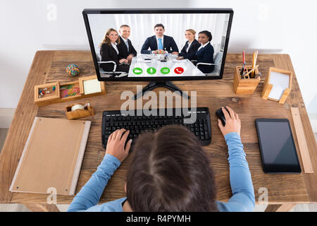Frau tun Video Konferenz mit Ihrem Kollegen auf dem Computer Stockfoto