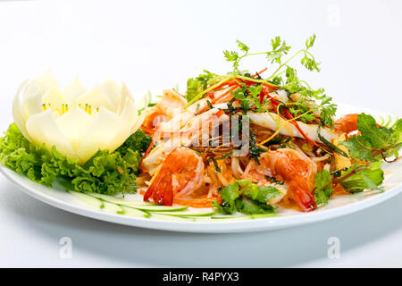 Meeresfrüchte-Salat mit Garnelen, Tintenfisch-Salat, Minze und Kräutern auf weiße Schale Stockfoto