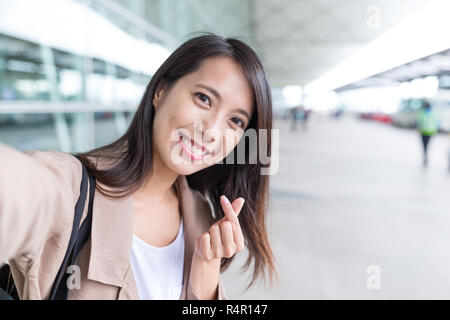 Frau unter selfie mit koreanischen Stil Herzen finger Geste Stockfoto