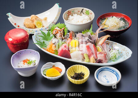 Japanische Spezialmenü mit Sushi-Thunfisch, Garnelen, Shell, gebratenem Fisch und Seetang-Suppe Stockfoto