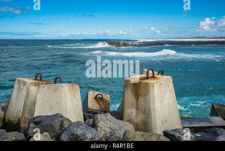 Riesige Betonblöcke Rüstung der Nordwand der Wellenbrecher im Richmond River Estuary, Osten Ballina, nördlichen Flüsse region, New South Wales, Au Stockfoto