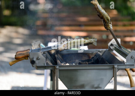 Fisch in der Hitze - Deutsche Steckerlfisch auf dem Grill Stockfoto