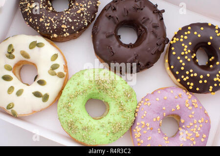 Verschiedenen donuts liegen in Feld Stockfoto