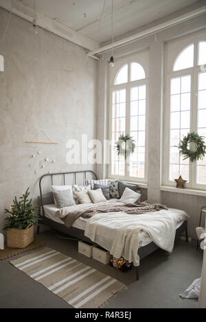 Schlafzimmer für Weihnachten dekoriert Stockfoto